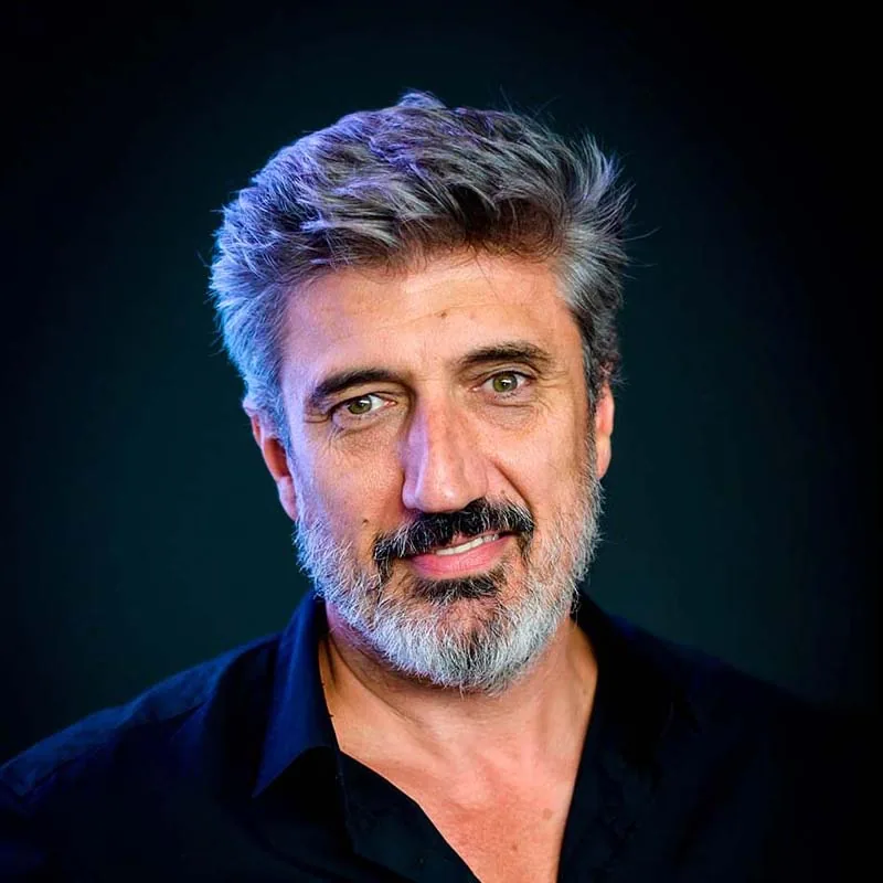 Igor Kucinic, siluetista, recorta en vivo un retrato con tijeras sobre papel negro