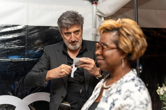 Igor Kucinic recorta en directo el retrato de una invitada, que ve aparecer su perfil