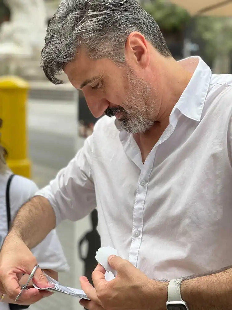 Una silueta terminada, recortada en papel negro, lista para enmarcar