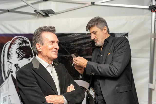 Igor Kucinic, siluetista, recorta con tijeras el retrato de perfil de un invitado bajo la carpa de la fiesta de los 100 años